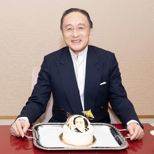 似顔絵入りケーキで80歳の誕生日を祝福される片岡仁左衛門