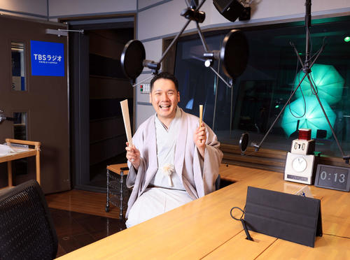 舌鋒（ぜっぽう）鋭い講談師の神田伯山さんは、生粋のラジオっ子。スタジオでは舞台とは打って変わって優しい笑顔を見せてくれました（撮影・浅見桂子）