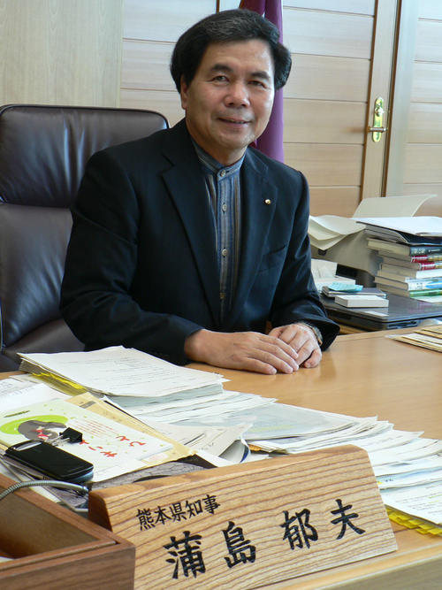 熊本県知事に就任後、インタビューに応じる蒲島郁夫氏（2008年8月撮影）