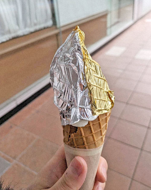 金沢駅で食べた金・銀箔（ぎんぱく）ソフトクリームです