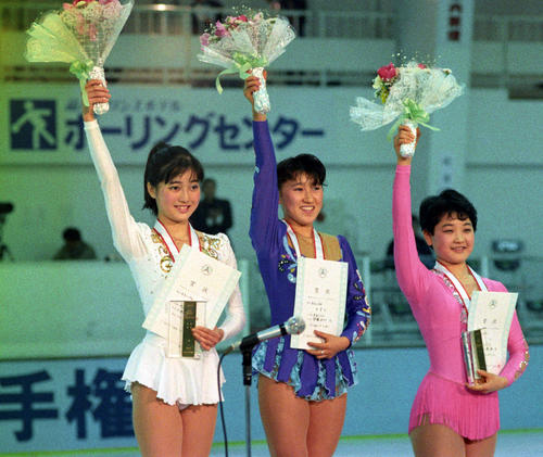 全日本フィギュア選手権の女子シングル表彰式で左から2位八木沼純子、優勝伊藤みどり、3位佐藤有香（1988年1月15日）