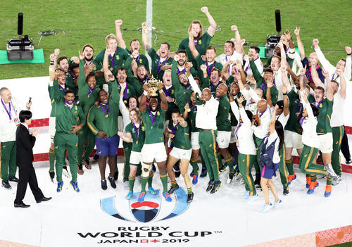 表彰式でウェブ・エリス杯を掲げ喜ぶコリシ主将（中央）ら南アフリカ代表の選手たち（撮影・狩俣裕三）
